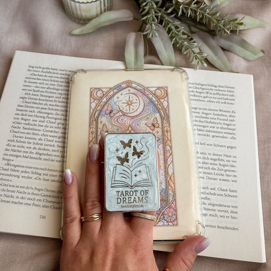 Divined Chapter Set: Hand hält den Grip an einem E-Reader in transparenter Hülle mit dem passenden Insert