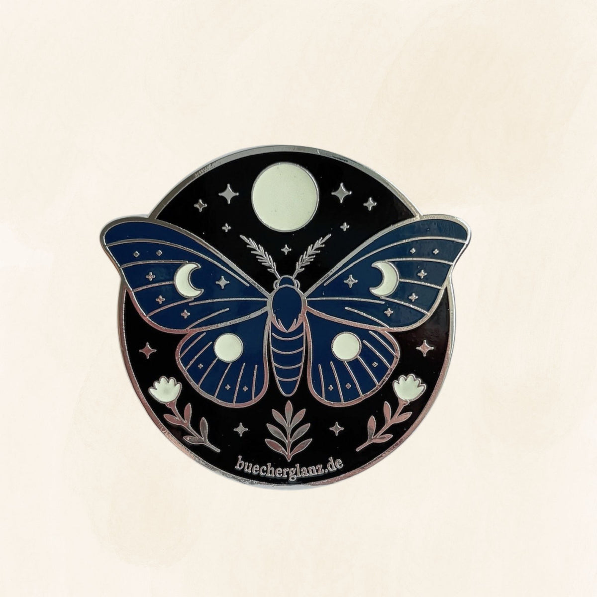 Enchanted Moth E-Reader Grip in Silber mit nachtblauer Mondmotte, Mondphasen und floralen Details auf hellem Hintergrund