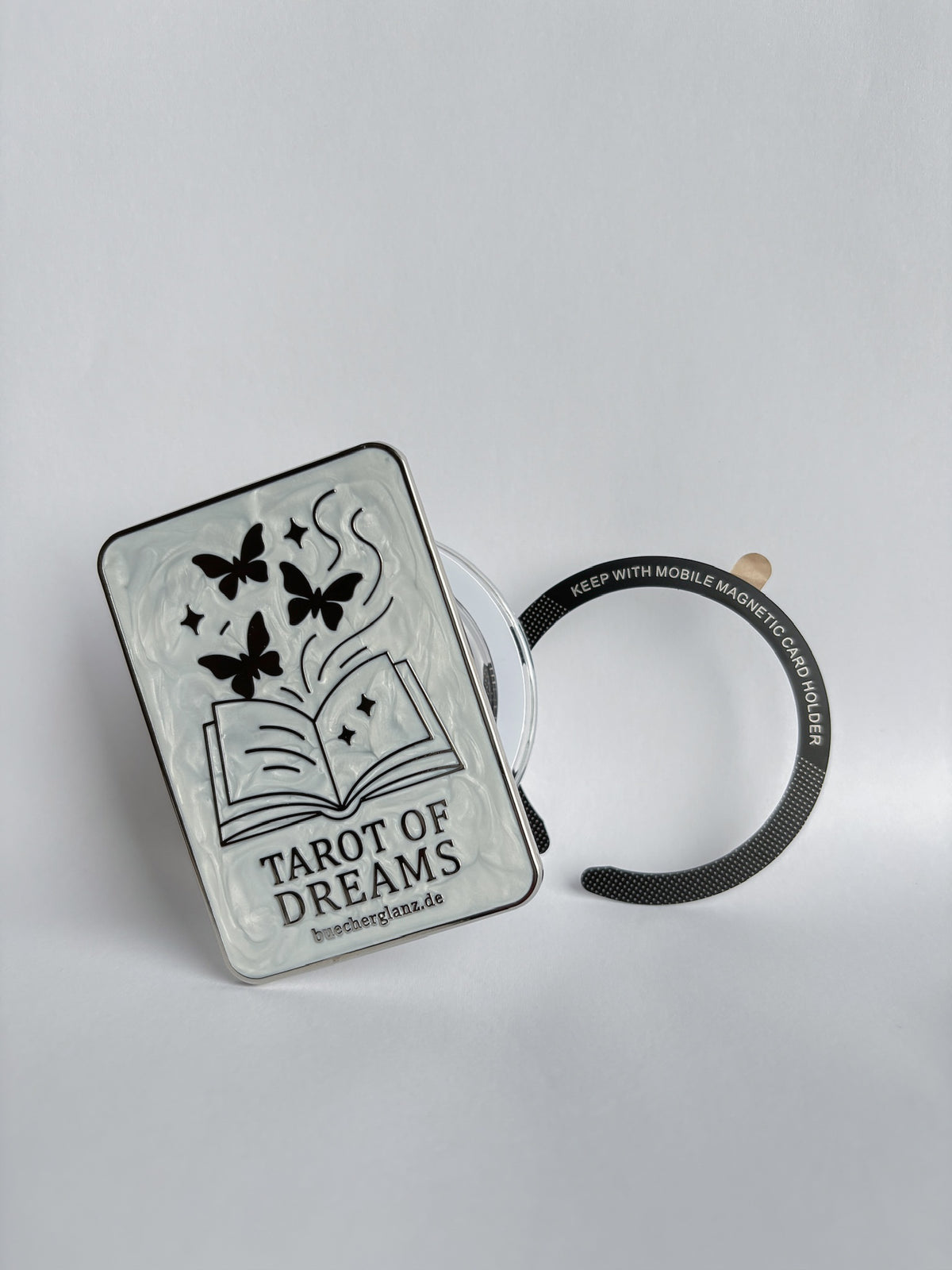 E-Reader Grip Divined Chapter mit dem mitgelieferten Magnetring