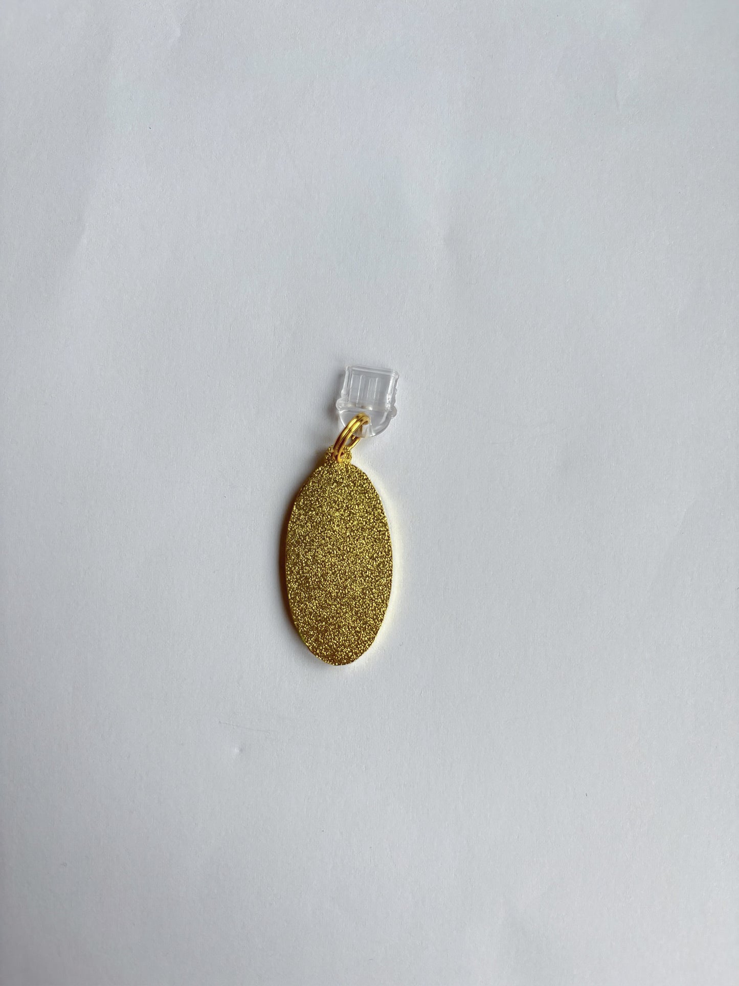 Blade & Bloom – USB-C Dustplug – Rückseite Gold Glitter Finish USB-C Stecker Detail, buecherglanz