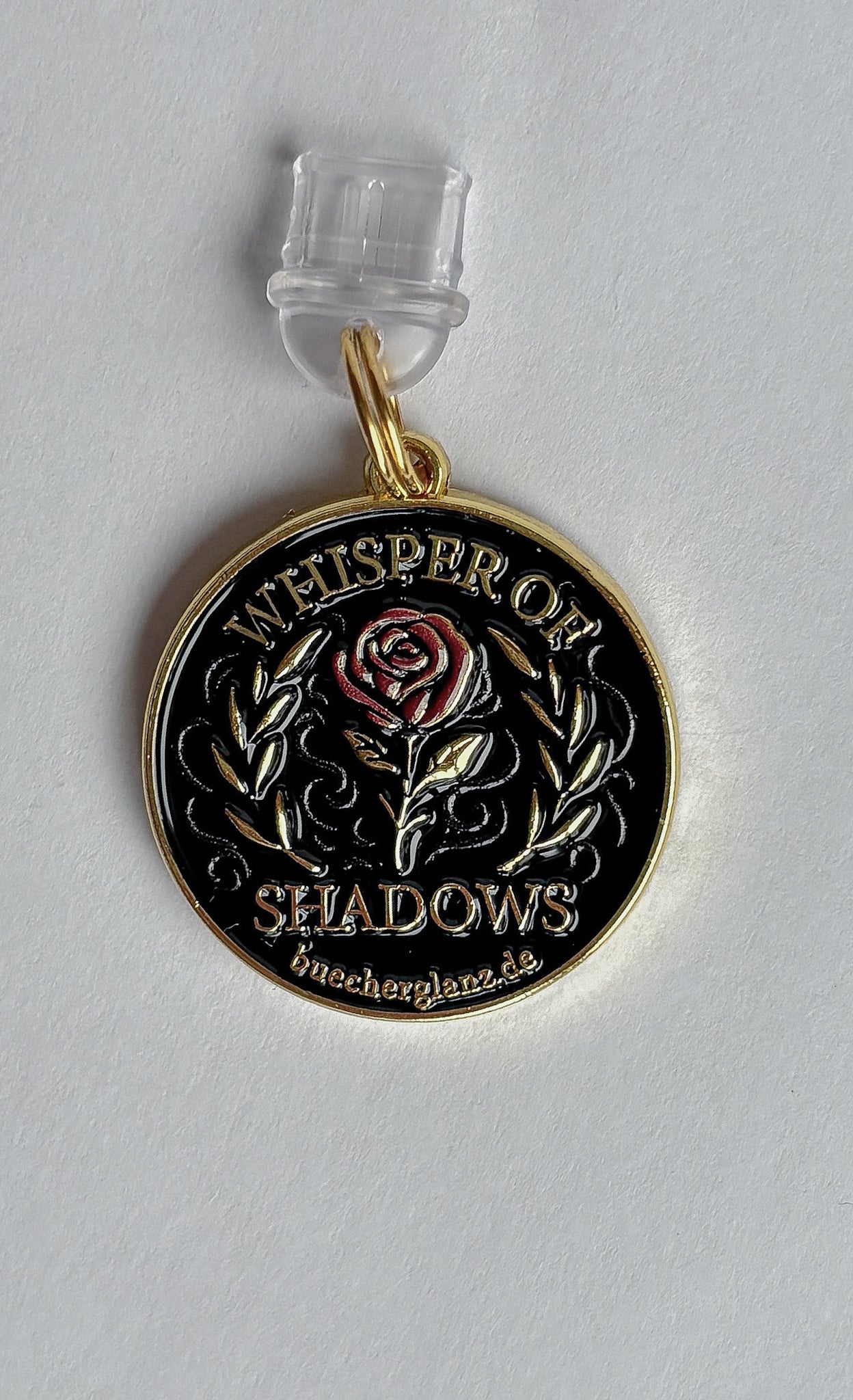 Whisper of Shadows – USB-C Dustplug – Vorderseite Rote Rose Emaille Gold Dark Romance Freisteller, buecherglanz