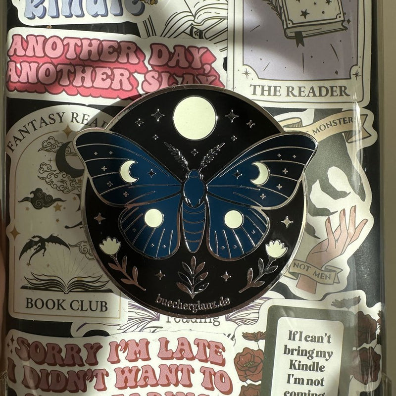 E-Reader Grip Enchanted Moth auf dem E-Reader einer Kundin, Foto aus einer Bewertung von Mariella K.