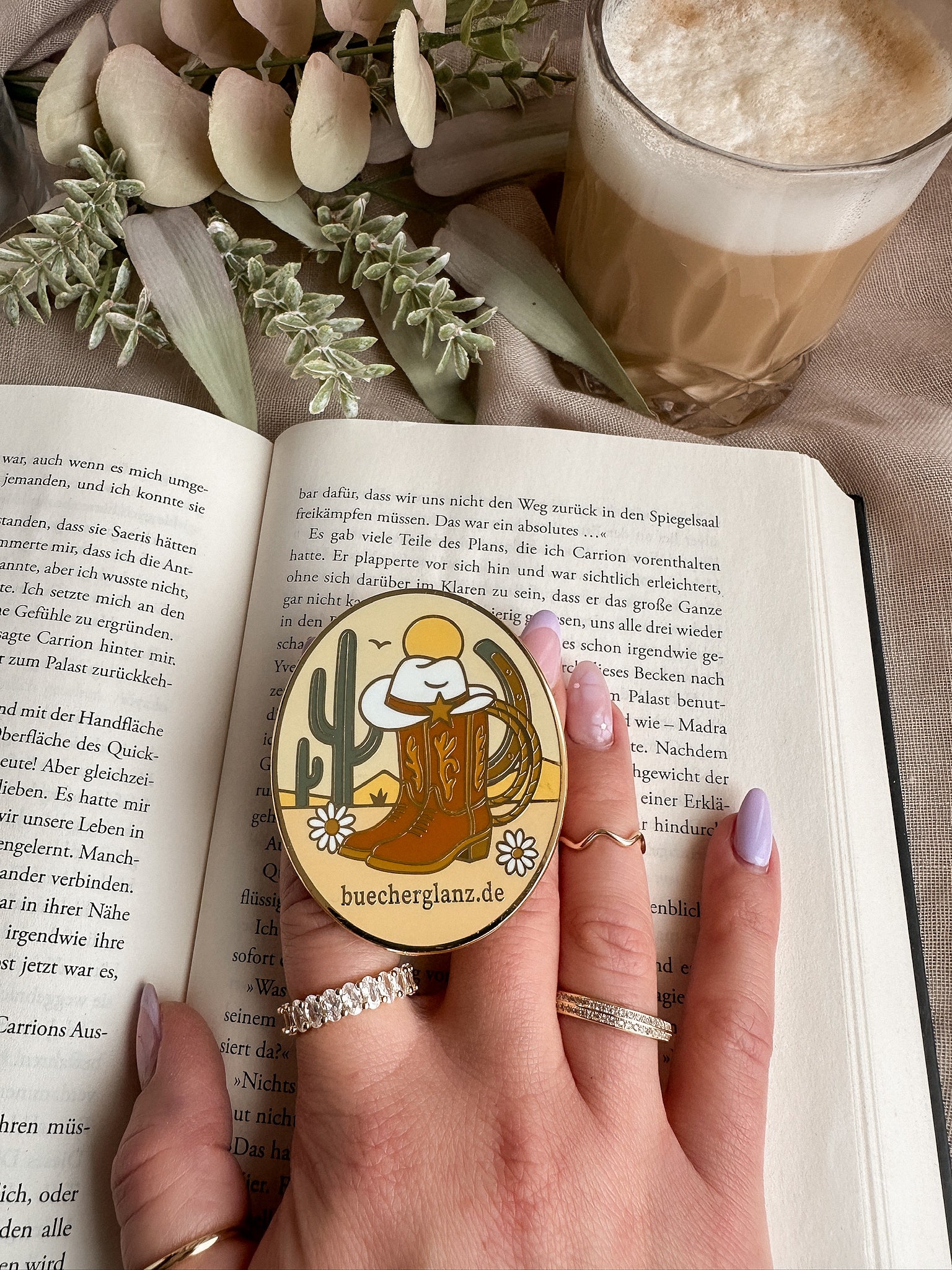 Desert Darling Kindle Grip am E-Reader in der Hand – Anwendung auf Kindle Paperwhite, Western Romance Emaille Design, buecherglanz