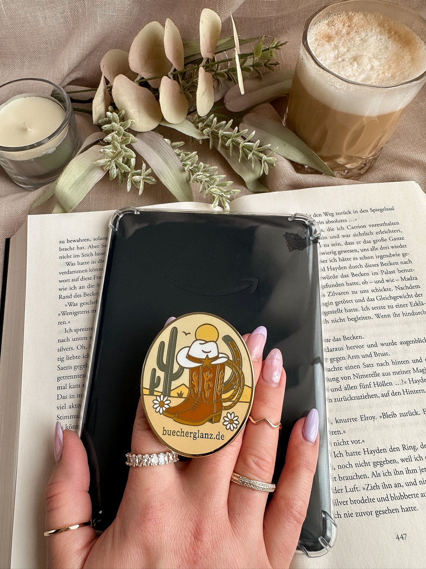 Desert Darling Kindle Grip im Reading Setup – mit Buch, Kerze und Kaffee, E-Reader Zubehör Western Romance, buecherglanz
