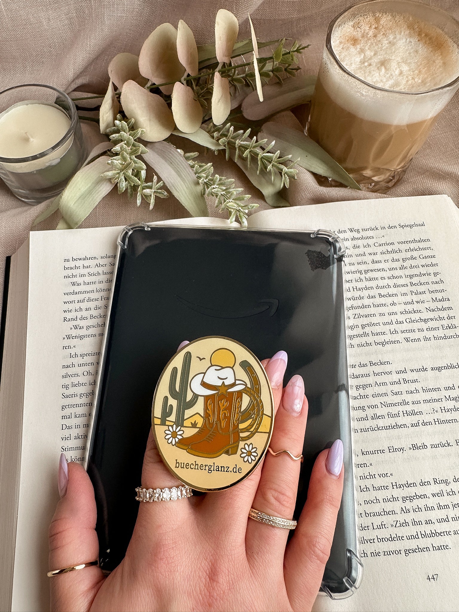 Desert Darling Kindle Grip im Reading Setup – mit Buch, Kerze und Kaffee, E-Reader Zubehör Western Romance, buecherglanz
