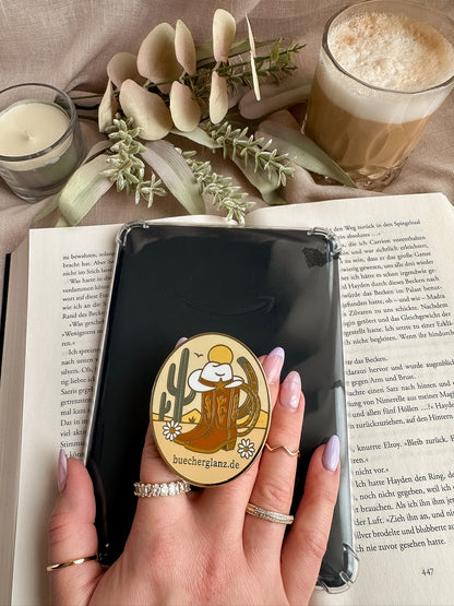 Desert Darling Kindle Grip im Reading Setup – mit Buch, Kerze und Kaffee, E-Reader Zubehör Western Romance, buecherglanz
