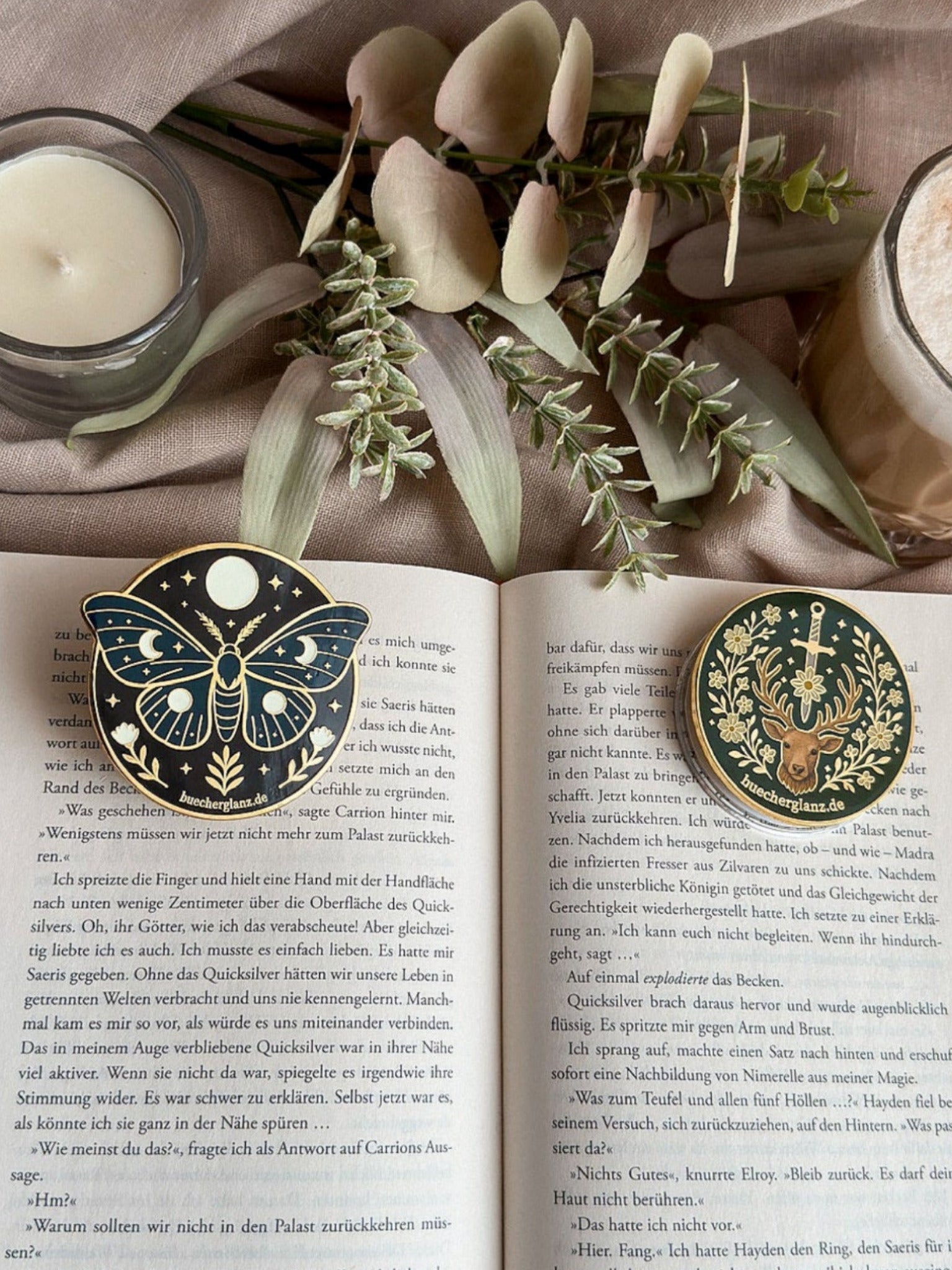 E-Reader Grips Enchanted Moth und Heir of the Forest - Hero Bild - buecherglanz
