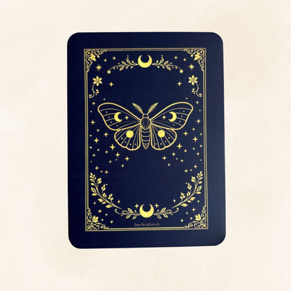 Enchanted Moth E-Reader Insert in Nachtblau mit goldener Mondmotte, Mondphasen und floralen Details auf hellem Hintergrund