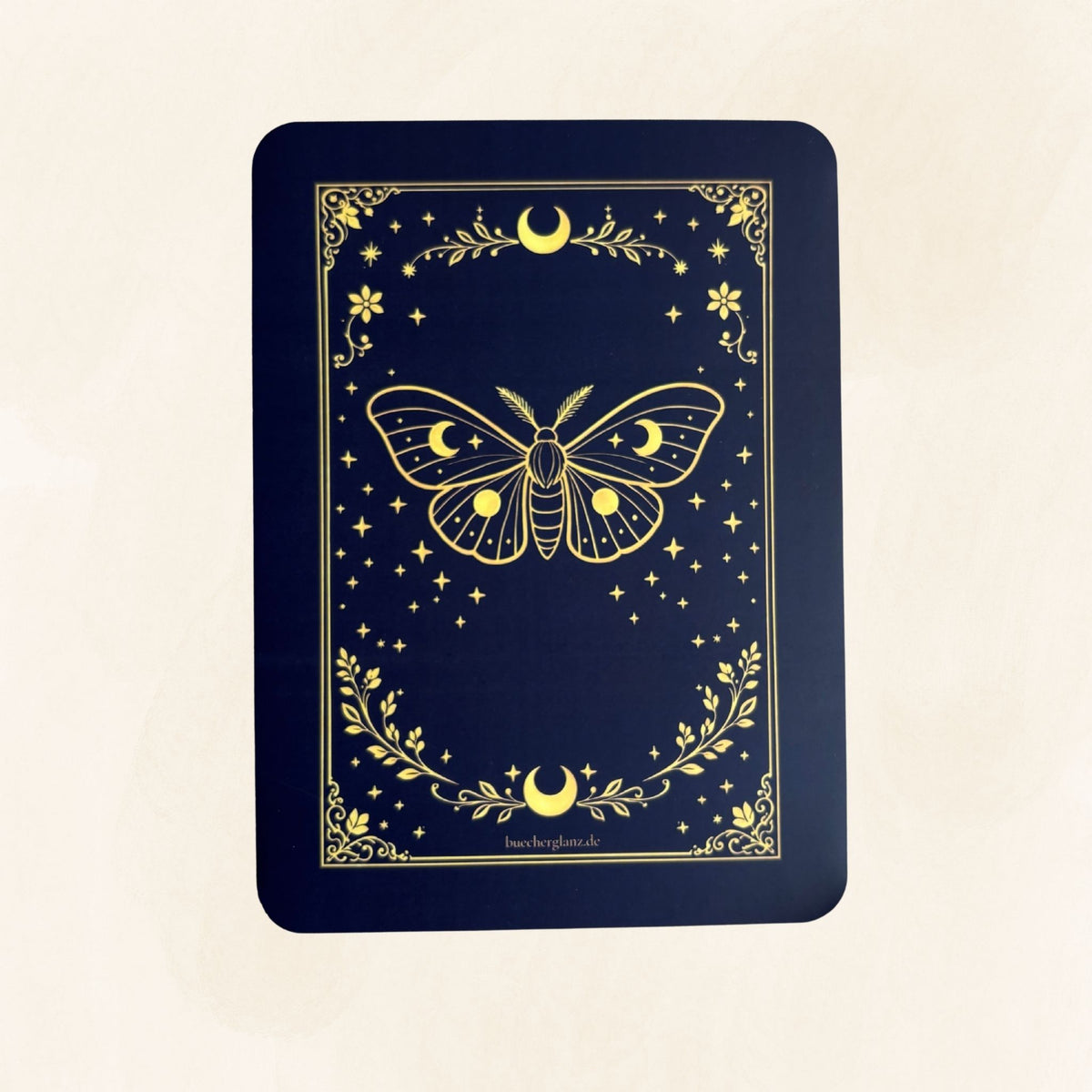 Enchanted Moth E-Reader Insert auf hellem Hintergrund – goldene Mondmotte und Mondphasen
