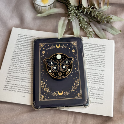 Enchanted Moth E-Reader Insert & Grip Set in Gold mit Mondmotte, Mondphasen und floralen Details auf offenem Buch