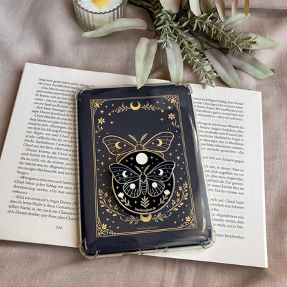 Enchanted Moth E-Reader Insert & Grip Set in Silber mit Mondmotte, Mondphasen und floralen Details auf offenem Buch