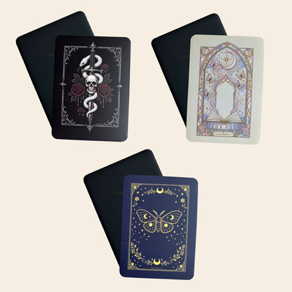 Reading Moods: die E-Reader Inserts Tenderly Damned, Divined Chapter und Enchanted Moth, je auf einem schwarzen E-Reader