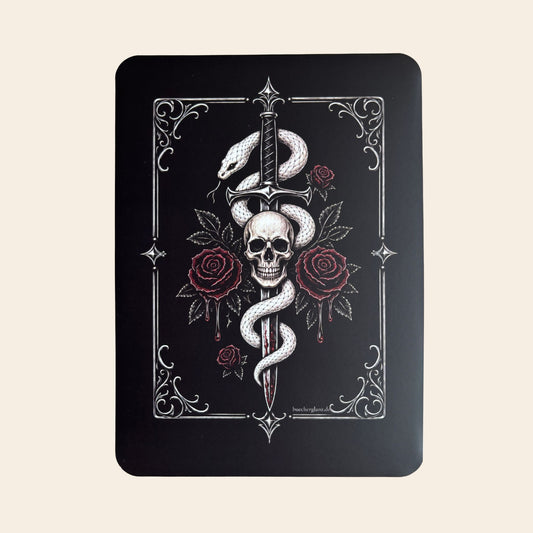 Tenderly Damned E-Reader Insert auf hellem Hintergrund – Schlange, Klinge, Totenkopf und rote Rosen