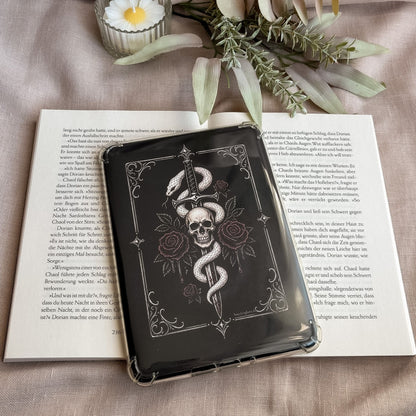 Tenderly Damned E-Reader Insert in transparenter Hülle auf einem aufgeschlagenen Buch