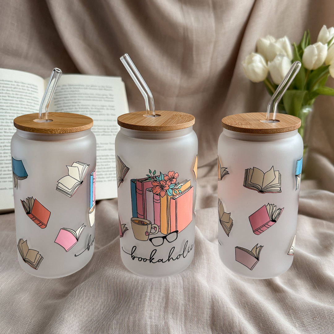 Bookaholic Glastumbler Frosted Dreier-Ansicht – bunte fliegende Bücher Design buecherglanz