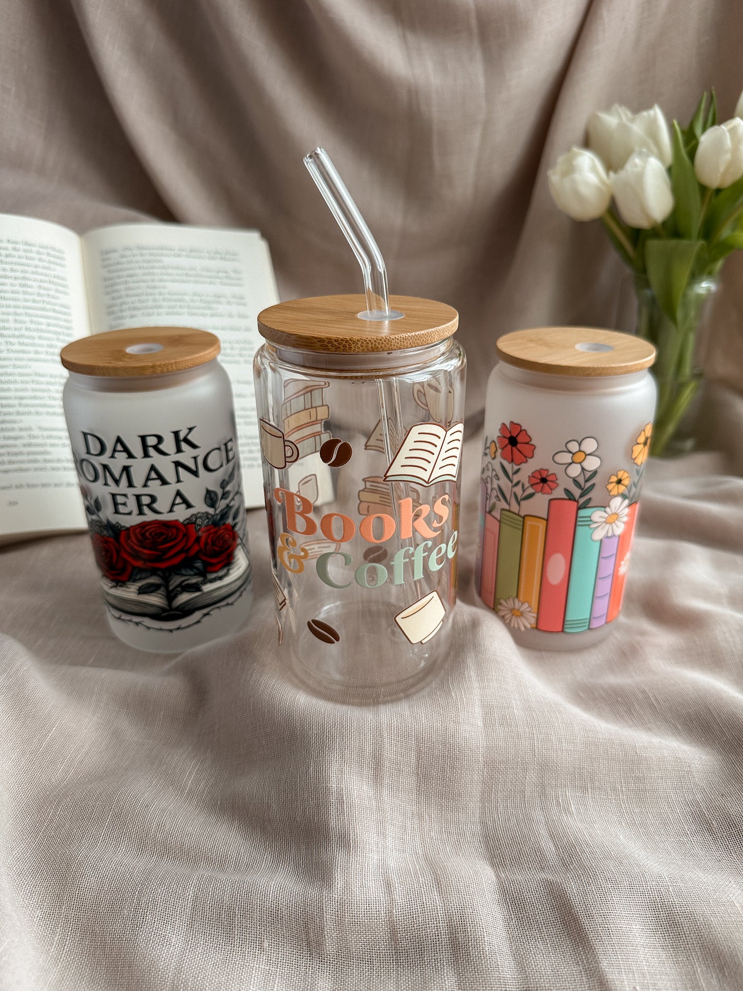 Books & Coffee Glastumbler Doppelwandig neben Dark Romance Frosted und Bookshelf Frosted – buecherglanz