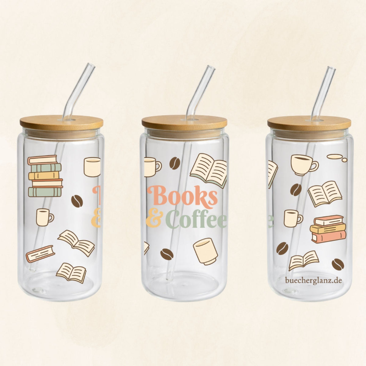 Doppelwandiger 16-oz-Glastumbler „Books & Coffee“ mit Büchern, Kaffeetassen und Kaffeebohnen, Bambusdeckel und Glasstrohhalm