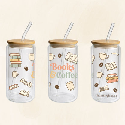 Doppelwandiger 16-oz-Glastumbler „Books & Coffee“ mit Büchern, Kaffeetassen und Kaffeebohnen, Bambusdeckel und Glasstrohhalm