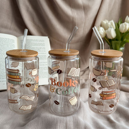Doppelwandiger 16-oz-Glastumbler „Books & Coffee“ mit Büchern und Kaffeebohnen neben offenem Buch und weißen Tulpen