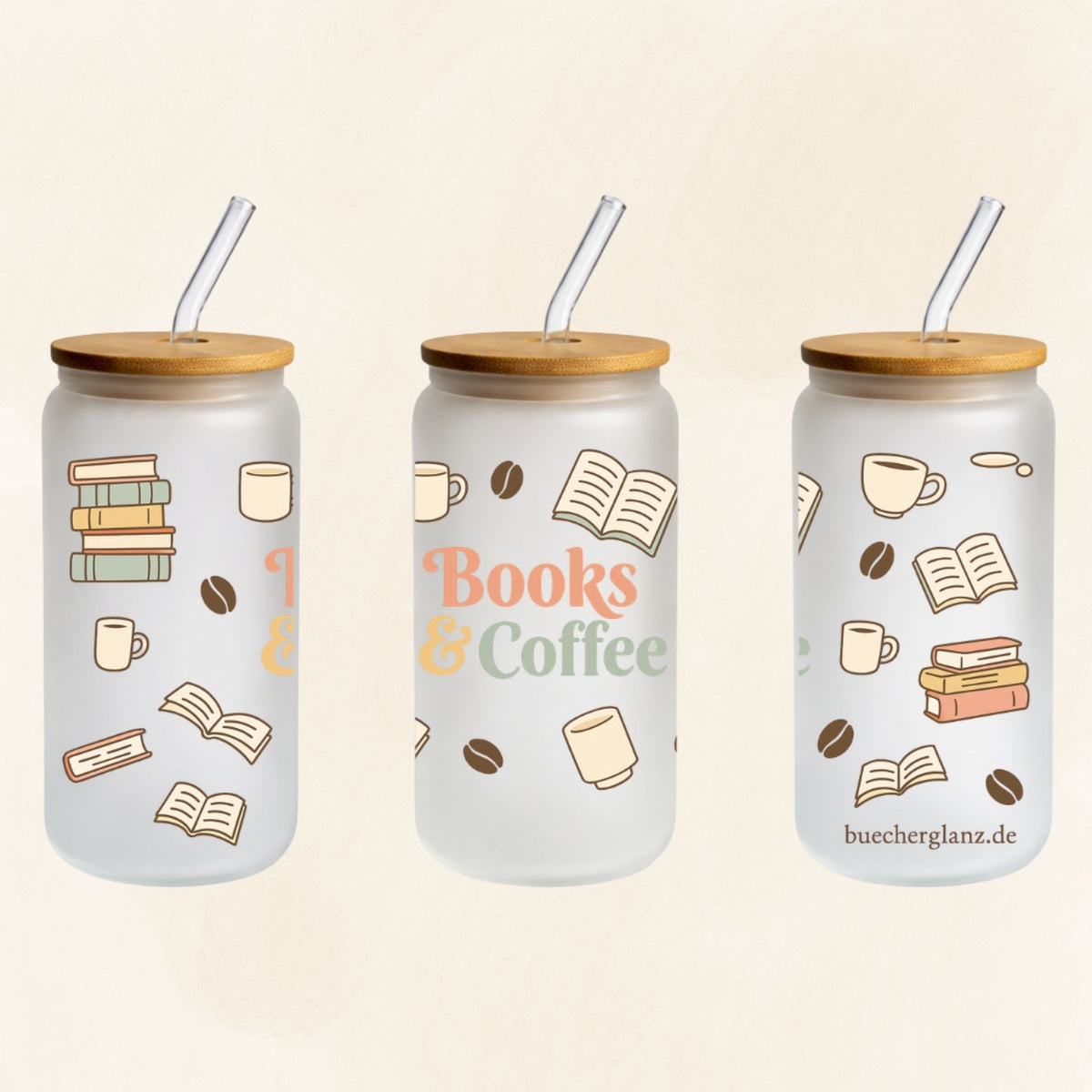 Frosted 16-oz-Glastumbler „Books & Coffee“ mit Büchern, Kaffeetassen und Kaffeebohnen, Bambusdeckel und Glasstrohhalm