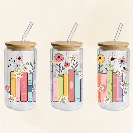 Doppelwandiger 16-oz-Glastumbler im Bookshelf-Design mit bunten Büchern, Blumen, Bambusdeckel und Glasstrohhalm