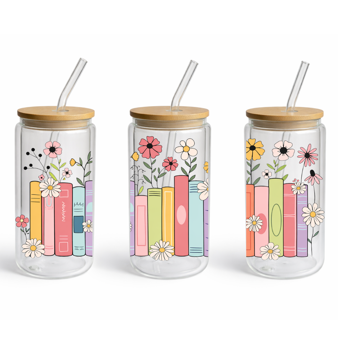 Glastumbler – Bookshelf – Cozy Bookish, Klarglas 16oz mit bunten Buchrücken & Wildblumen, buecherglanz