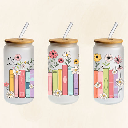 Frosted 16-oz-Glastumbler im Bookshelf-Design mit bunten Büchern, Blumen, Bambusdeckel und Glasstrohhalm