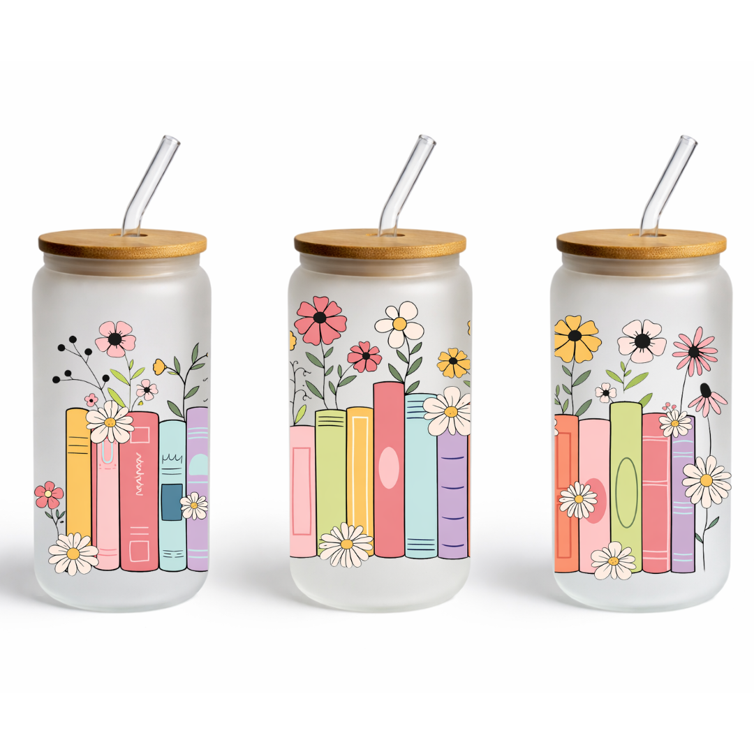 Glastumbler – Bookshelf – Cozy Bookish, Frosted 16oz mit bunten Buchrücken & Wildblumen, buecherglanz
