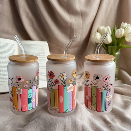 Bookshelf Glastumbler Frosted 16oz Dreier-Ansicht – bunte Bücher mit Wildblumen Design buecherglanz