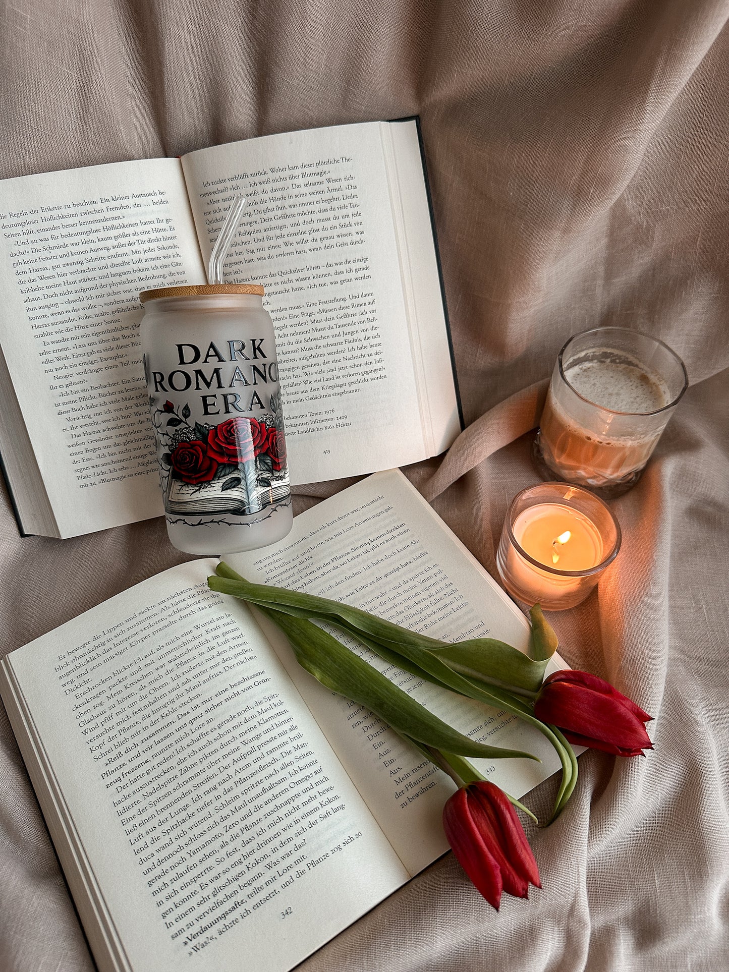 Dark Romance Era Glastumbler Frosted liegend mit Kerze – stimmungsvolles Gothic Bookish Glas