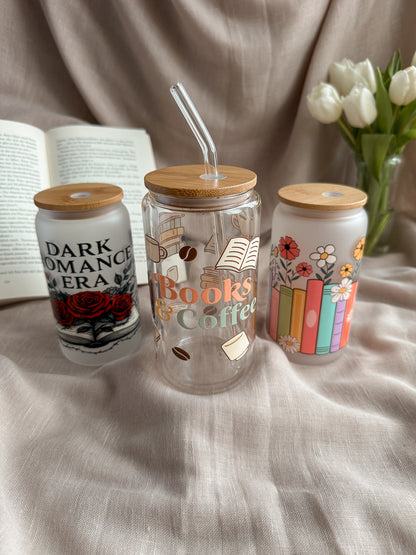 Dark Romance Era Frosted neben Books & Coffee Doppelwandig und Bookshelf Frosted – buecherglanz Glasdesigns