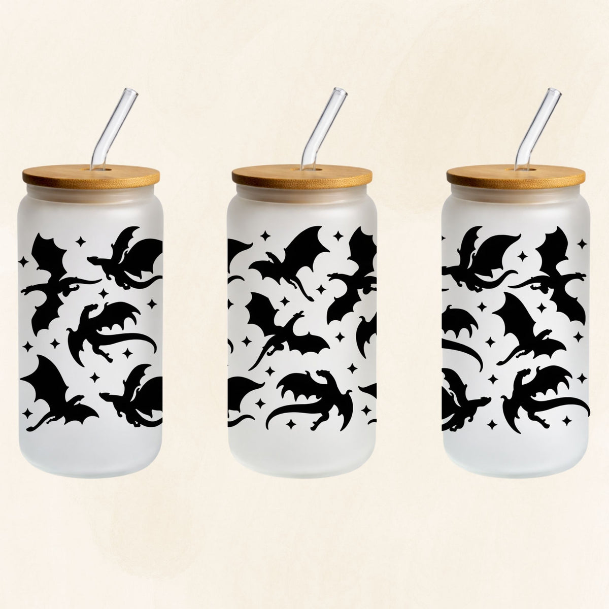 Frosted 16-oz-Glastumbler im Drachen-Design mit schwarzen Silhouetten, Sternen, Bambusdeckel und Glasstrohhalm