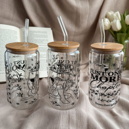 Doppelwandiger 16-oz-Glastumbler „Just One More Chapter“ mit Leserin und Schriftzug neben offenem Buch und weißen Tulpen