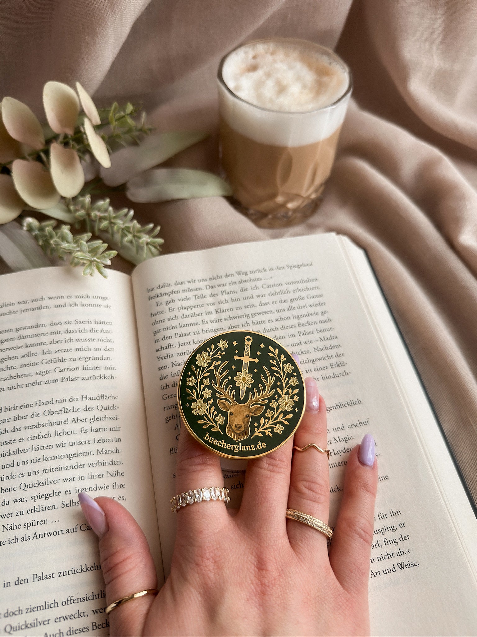 Heir of the Forest Kindle Grip Gold im Reading Setup – mit Buch, Kerze und Kaffee, E-Reader Zubehör Romantasy, buecherglanz