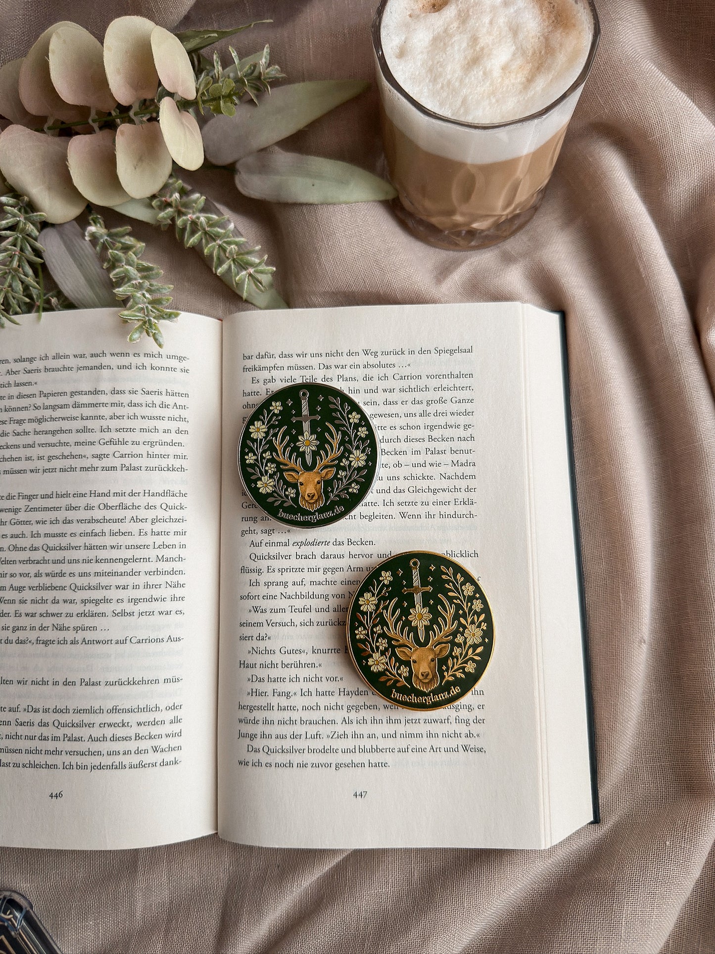 Heir of the Forest Kindle Grip Variantenvergleich – Gold und Silber nebeneinander, Romantasy E-Reader Grip mit Hirsch und Schwert Design, buecherglanz