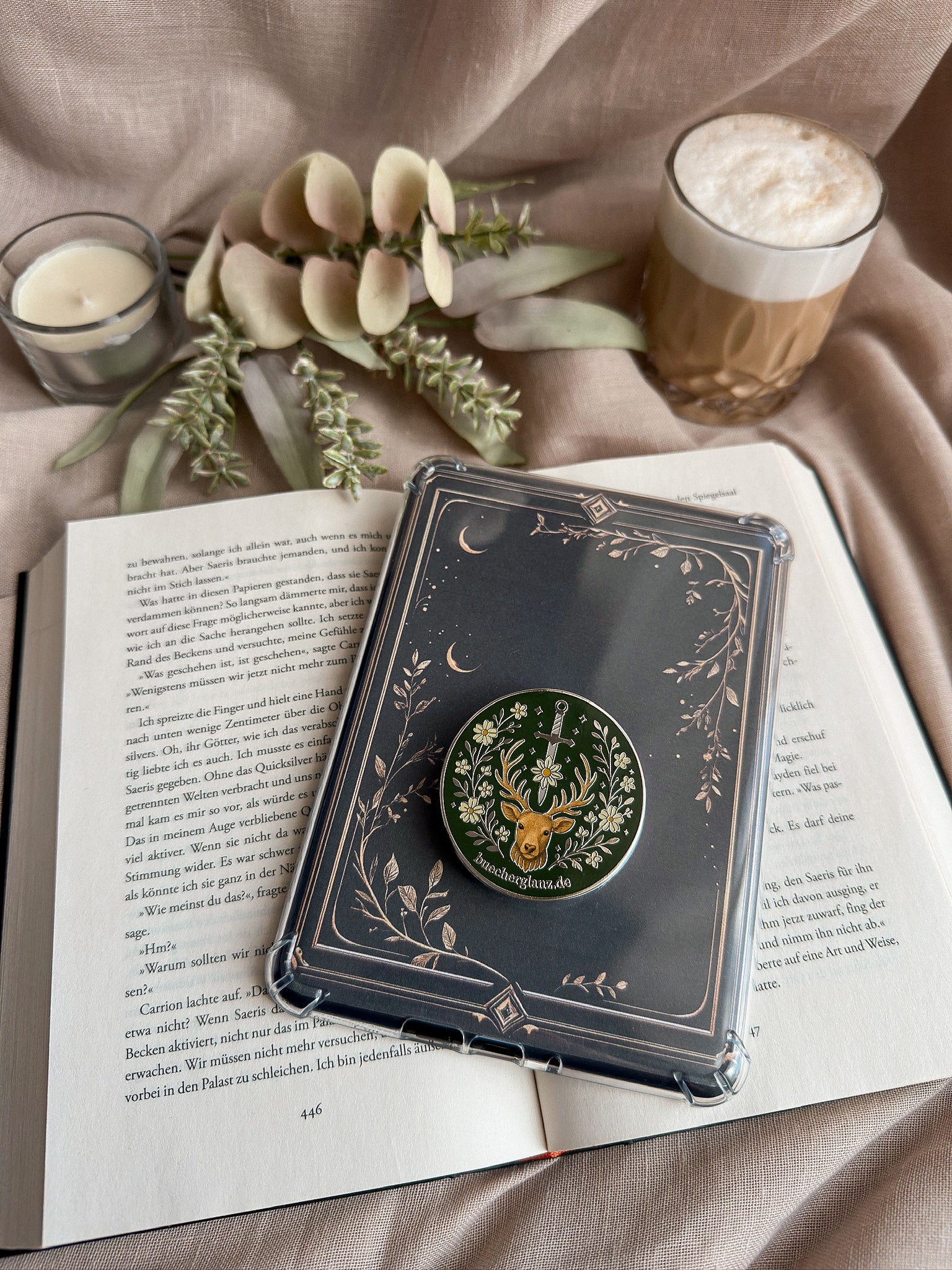 Heir of the Forest Kindle Grip Silber im Reading Setup – mit Buch, Kerze und Kaffee, E-Reader Zubehör Romantasy, buecherglanz