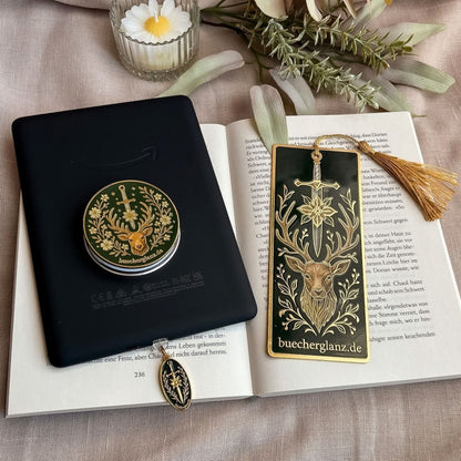 Reading Set Heir of the Forest: Grip am E-Reader, Lesezeichen The Verdant Vow und Charm Plug Blade & Bloom auf einem Buch