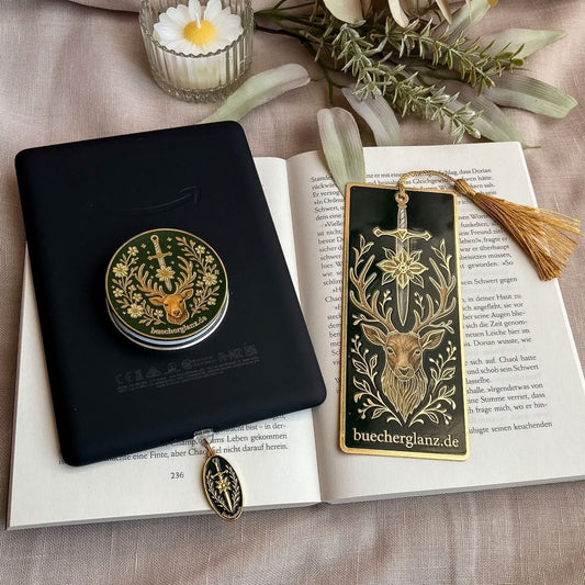 Reading Set Heir of the Forest: Grip am E-Reader, Lesezeichen The Verdant Vow und Charm Plug Blade & Bloom auf einem Buch