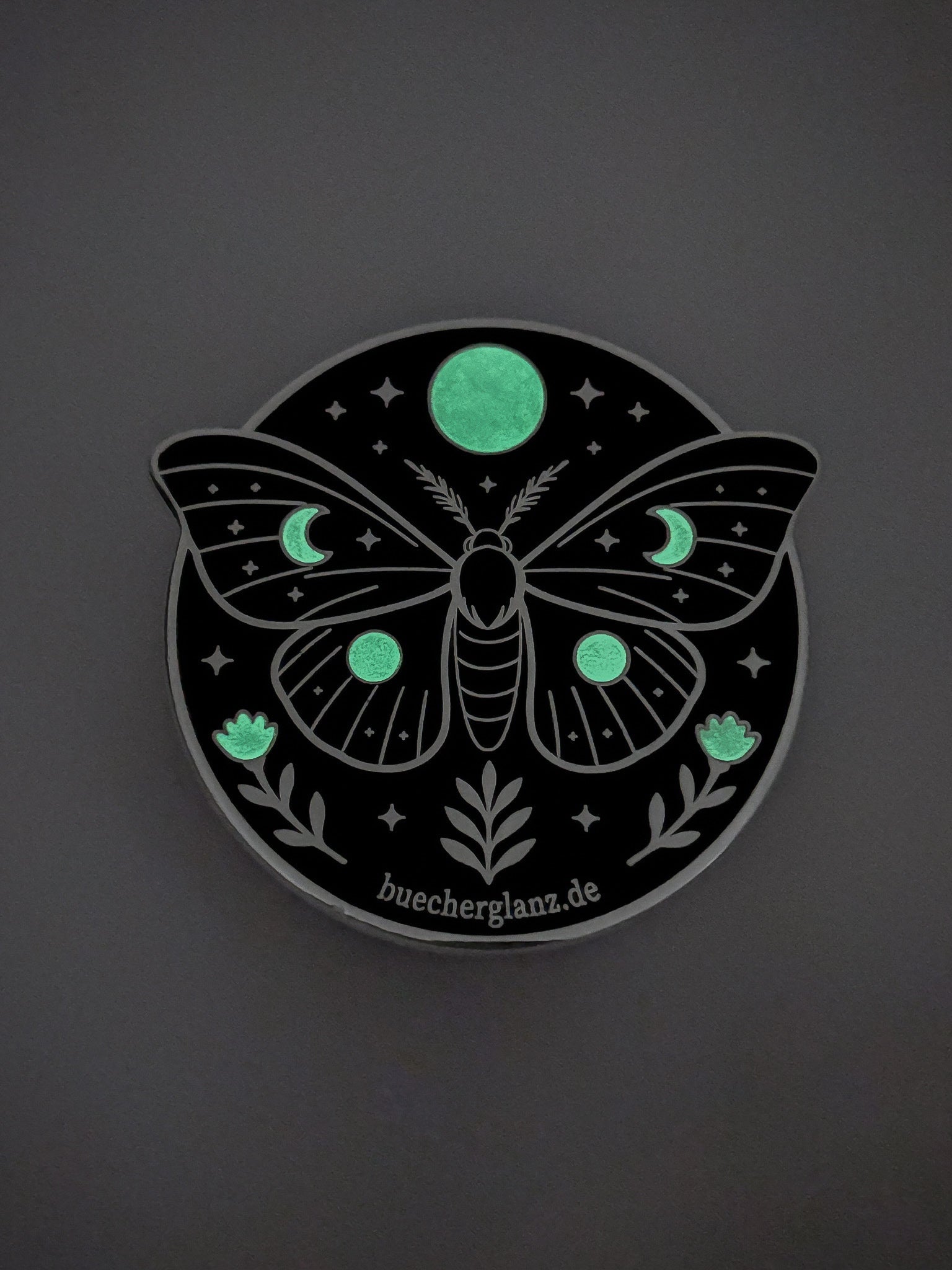 Enchanted Moth Kindle Grip leuchtet im Dunkeln – Glow in the Dark Emaille Mondmotte