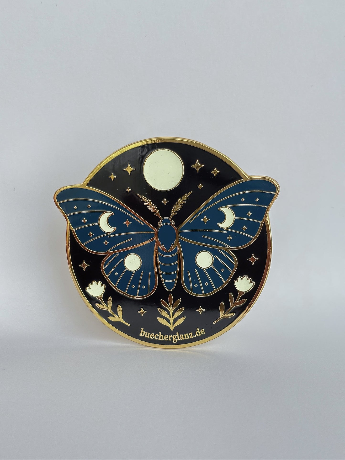 Enchanted Moth – Kindle Grip – Mystik, goldene Emaille-Motte mit Mondphasen, buecherglanz