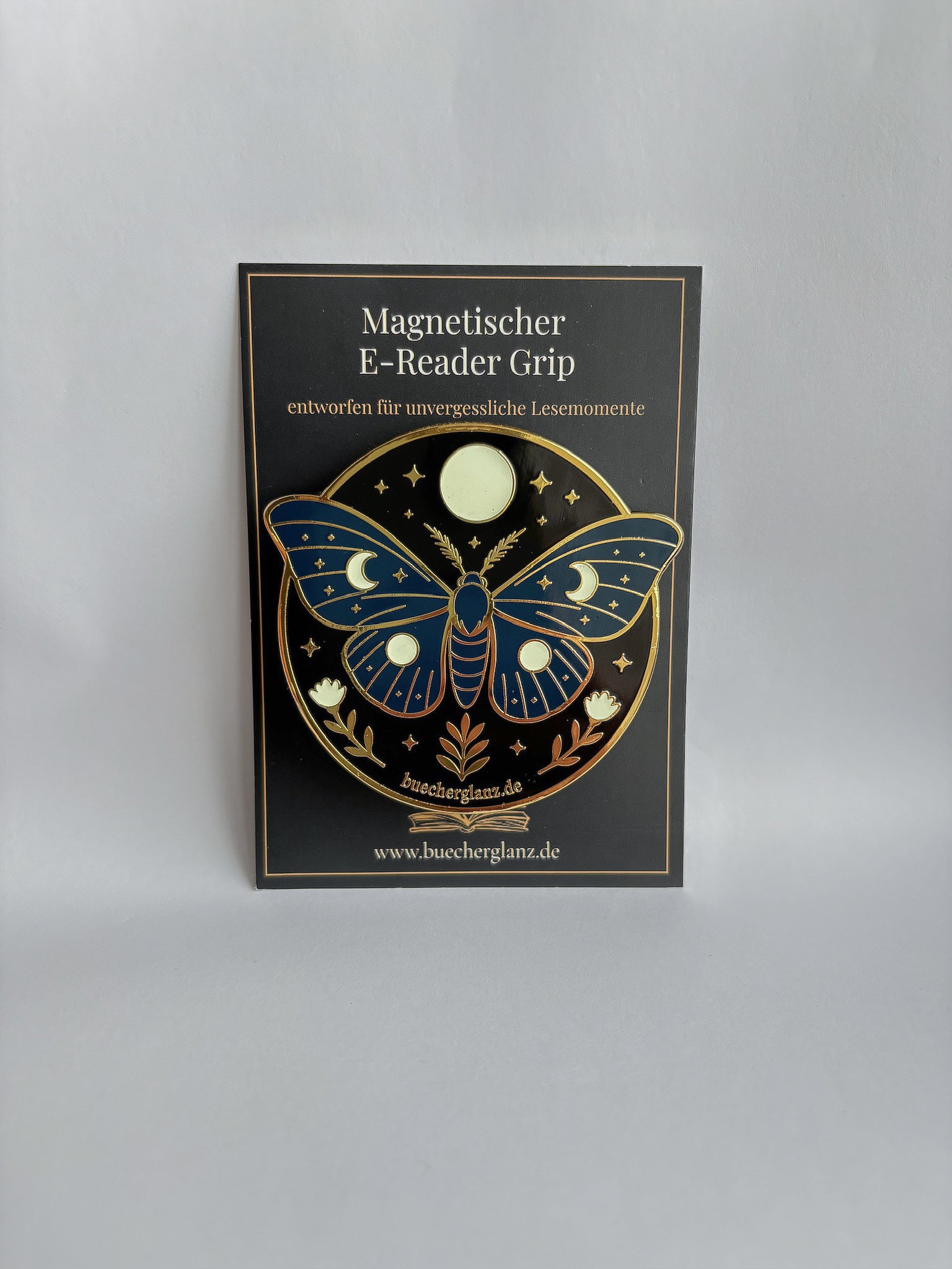 Enchanted Moth Kindle Grip auf Verpackungskarte – Magnetischer E-Reader Grip buecherglanz