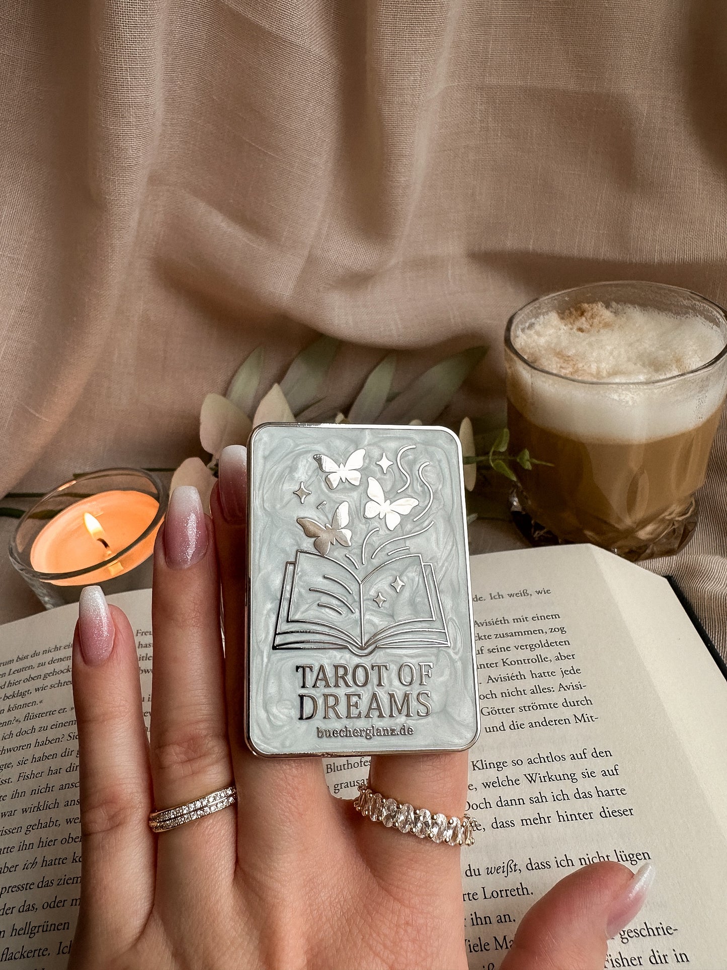 Tarot of Dreams Kindle Grip Größenvergleich in flacher Hand – magnetischer E-Reader Grip