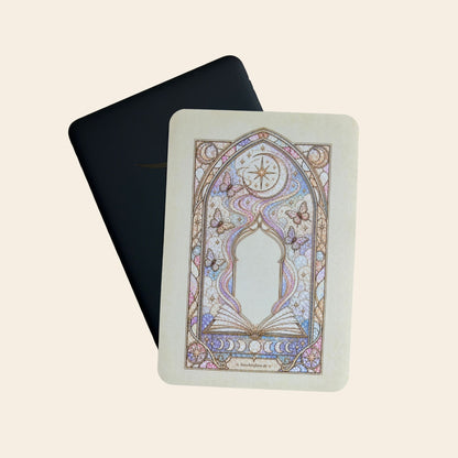 Divined Chapter E-Reader Insert auf einem schwarzen E-Reader vor hellem Hintergrund