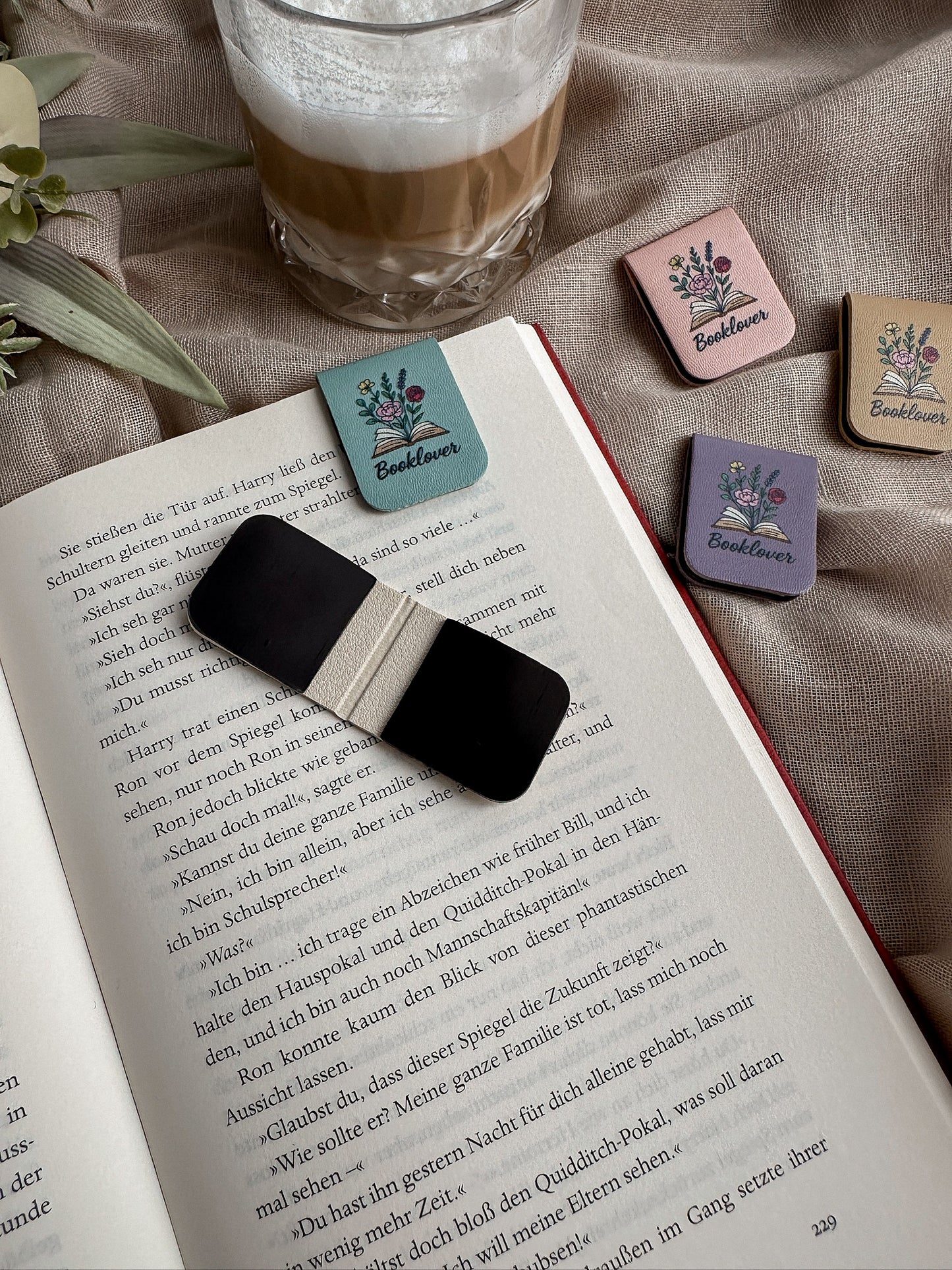 Booklover – Magnet-Lesezeichen – Creme Aufgeklappt - Kunstleder vegan, buecherglanz