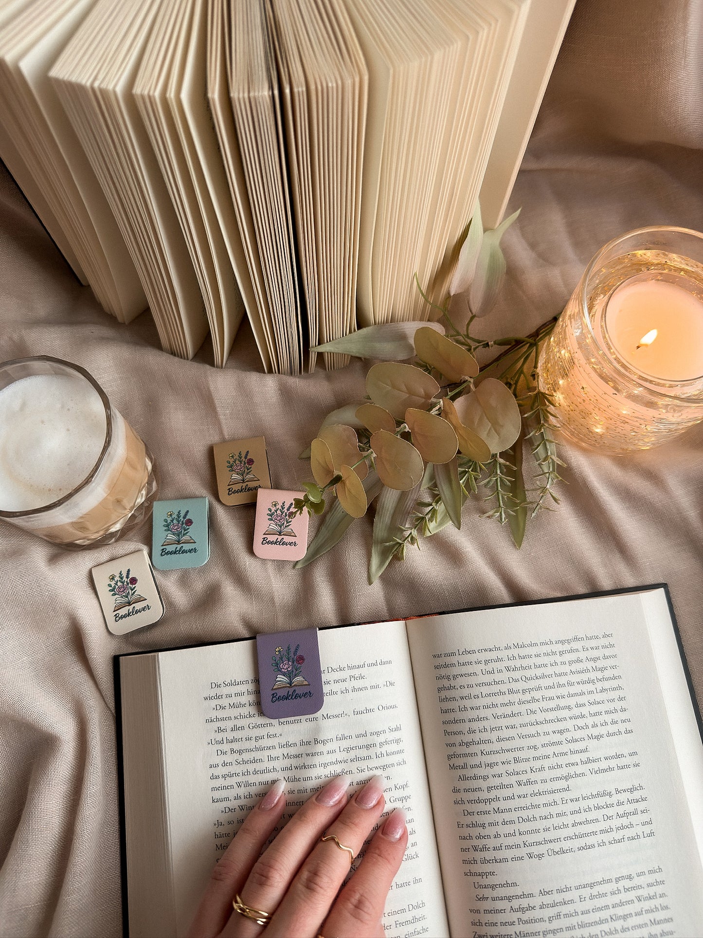 Booklover – Magnet-Lesezeichen – Sand Lifestyle Buch Kerze Warm Cozy, buecherglanz