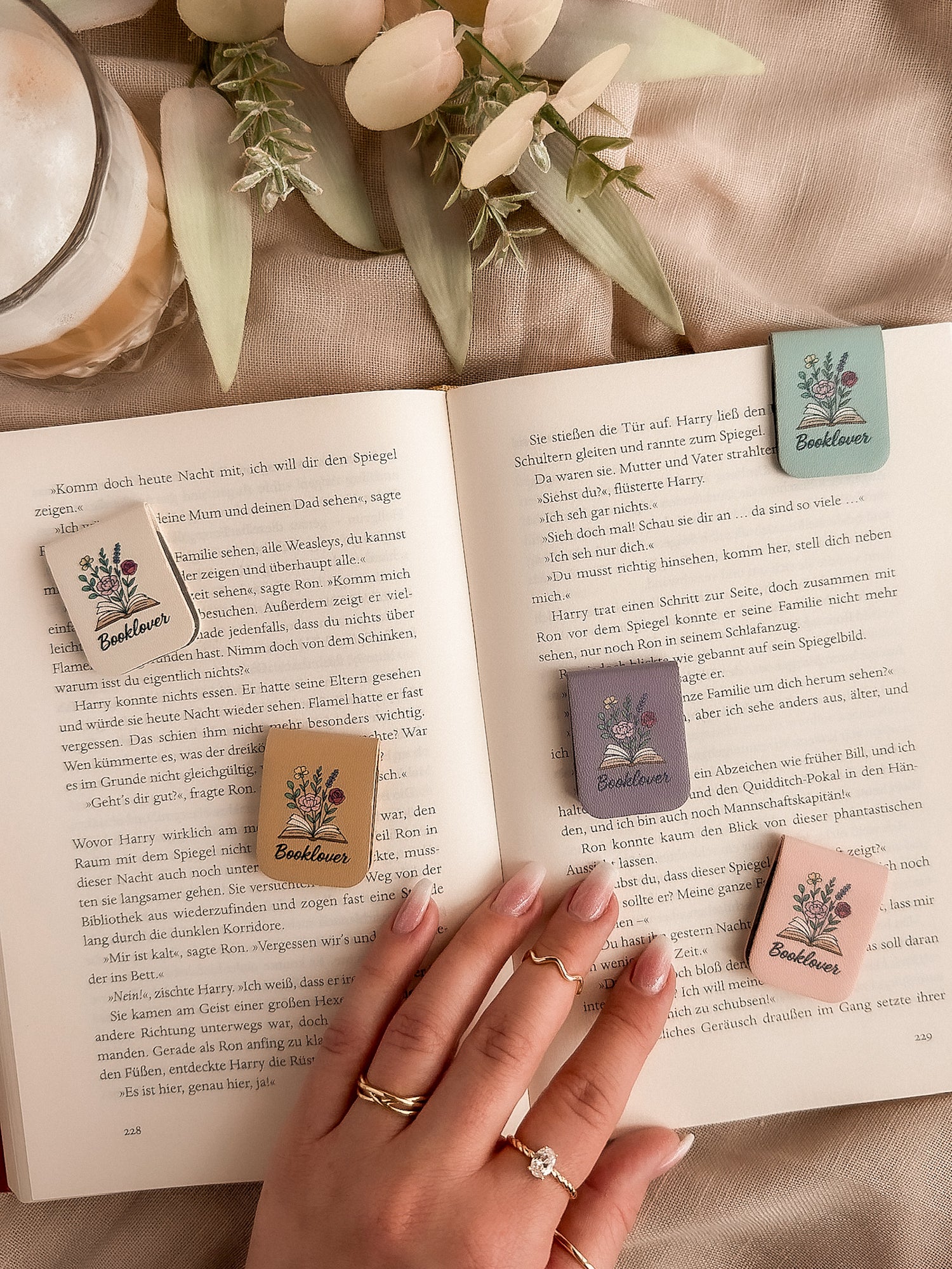 Booklover – Magnet-Lesezeichen – Alle 5 Farbvarianten Warm Cozy Kerze Latte, buecherglanz