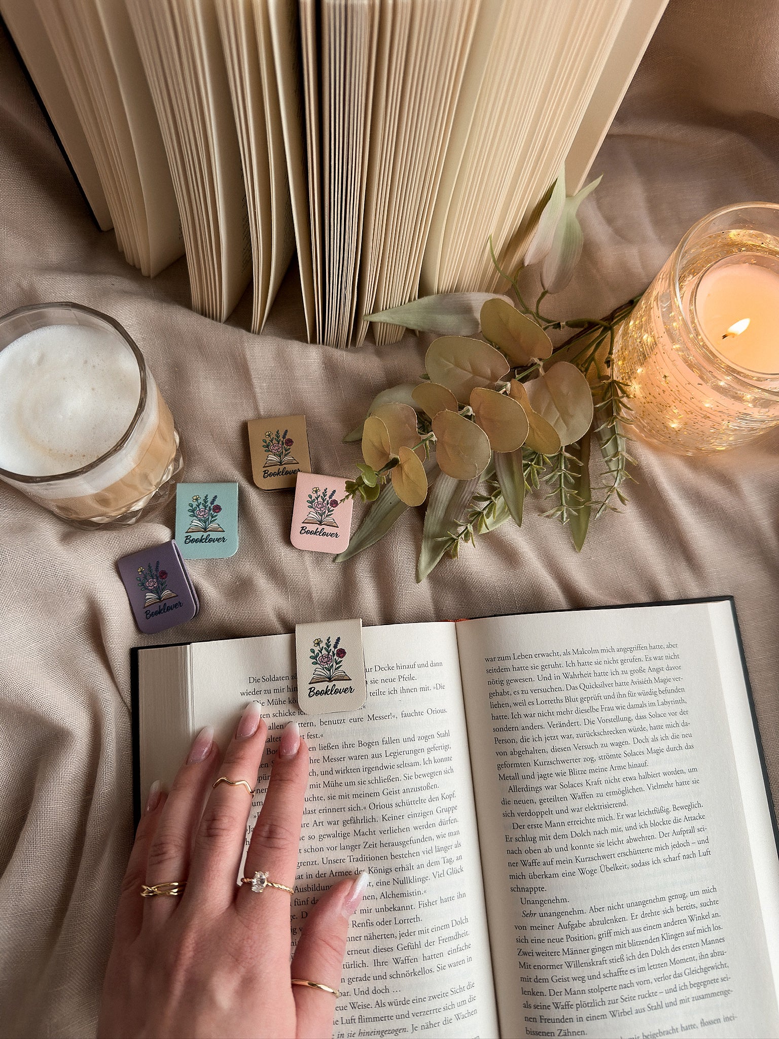 Booklover – Magnet-Lesezeichen – Creme Lifestyle Hand im Buch Warm Cozy, buecherglanz