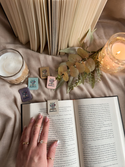 Booklover – Magnet-Lesezeichen – Creme Lifestyle Hand im Buch Warm Cozy, buecherglanz