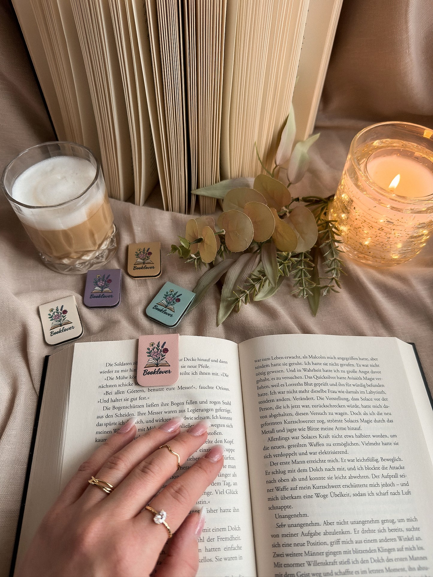 Booklover – Magnet-Lesezeichen – Rosa Lifestyle Hand im Buch Warm Cozy, buecherglanz