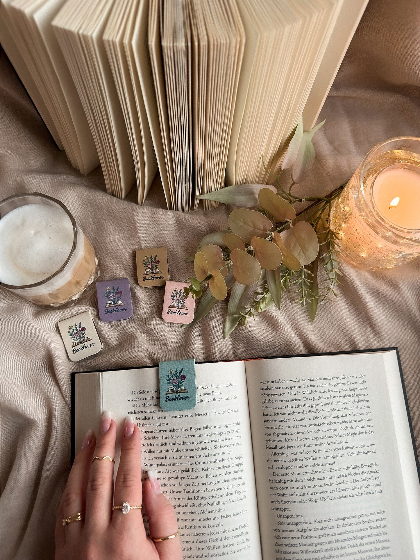 Booklover – Magnet-Lesezeichen – Vogelperspektive alle Farben Bücherstapel Kerze, buecherglanz